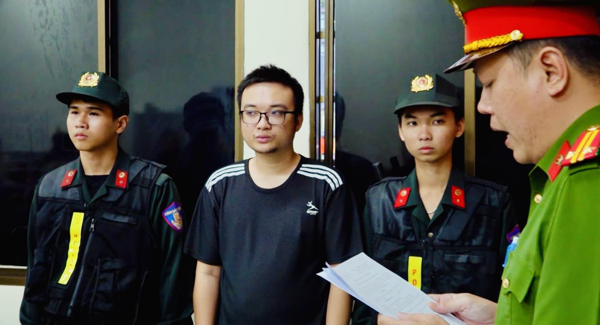 Bắt "trùm" khí cười 9X thu lợi hơn 100 tỷ đồng từ các quán bar, vũ trường