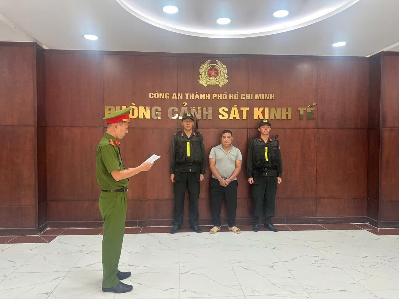 Công an TPHCM bắt chủ cơ sở ngâm 4,6 tấn ốc bươu bằng chất sản xuất xi măng