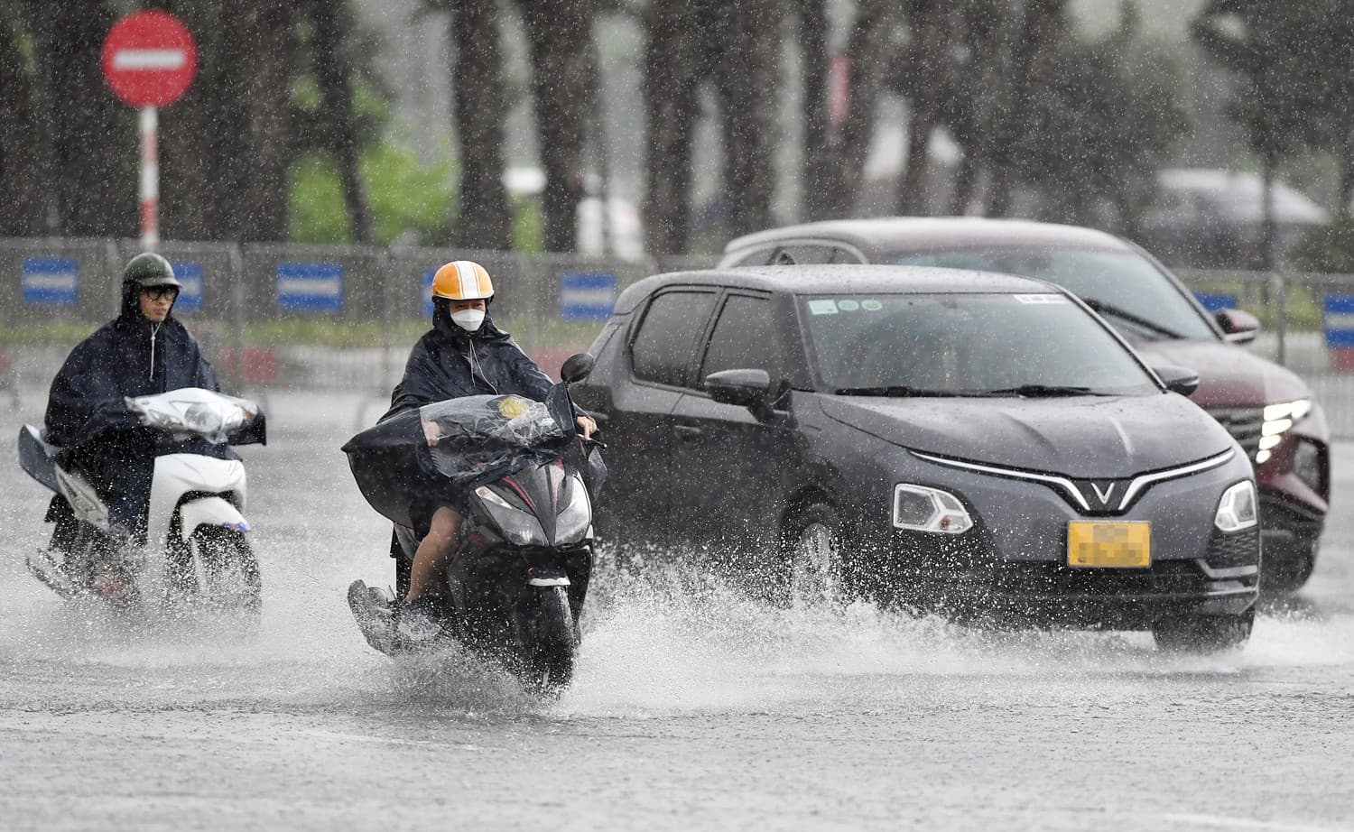 Mưa đá kèm giông lốc ở miền Bắc làm 4 người tử vong; không khí lạnh sắp tràn về