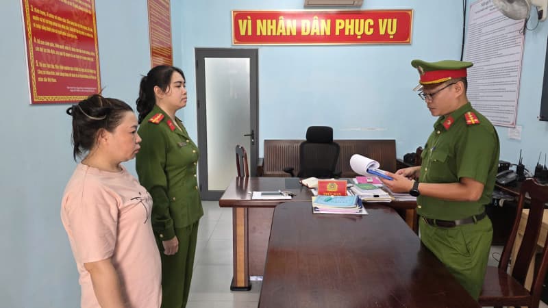 Bắt khẩn cấp người phụ nữ đánh 2 nhân viên gác chắn đường sắt