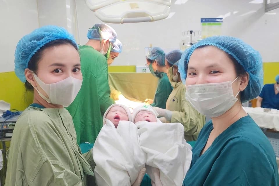 Người phụ nữ 56 tuổi sinh đôi