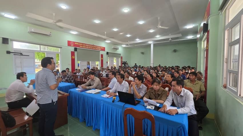 Người dân vùng dự án điện hạt nhân Ninh Thuận 1 nhận tiền hỗ trợ di dời mồ mả