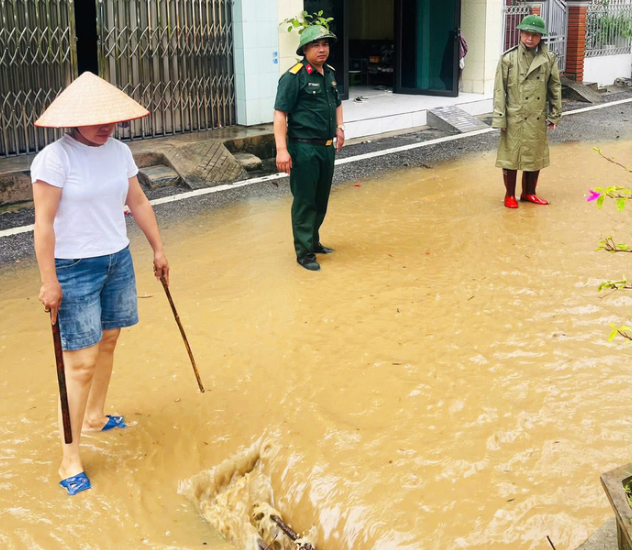 Dông lốc quét qua Quảng Ninh, cuốn bay mái tôn nhà dân