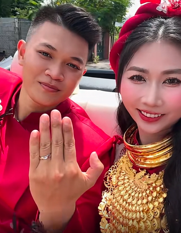 Bó hoa cưới 10 lượng vàng của cô dâu miền Tây gây sốt
