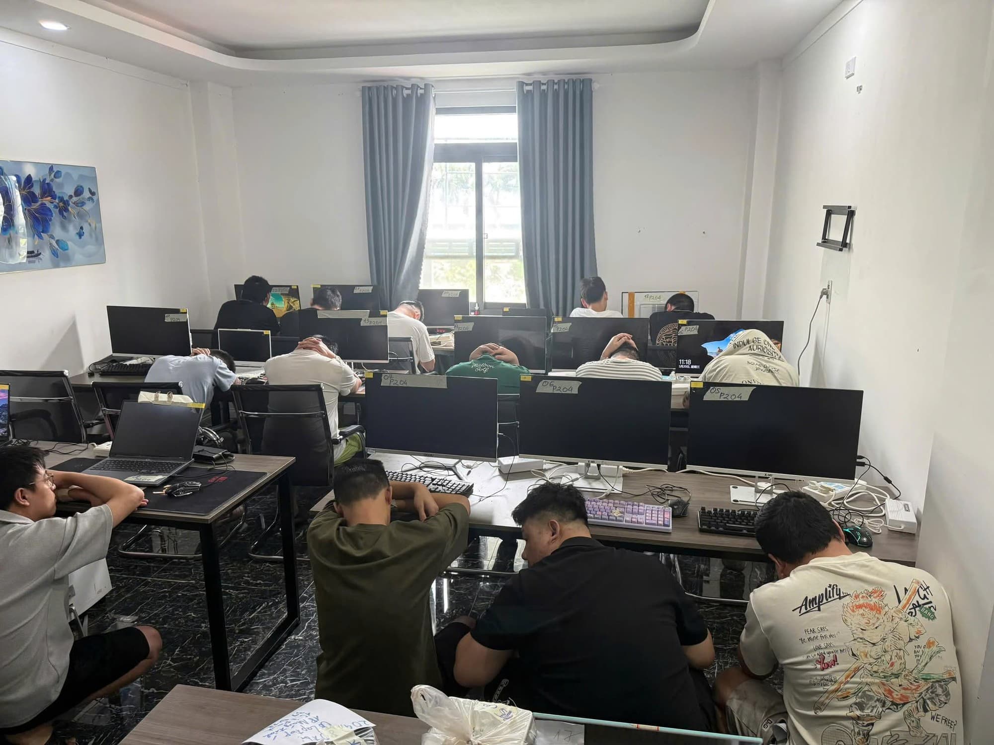 Bên trong “đại bản doanh” lừa đảo của 85 người nước ngoài tại TP.HCM: Thuê trọn khách sạn 315 triệu/tháng, lắp 400 máy tính